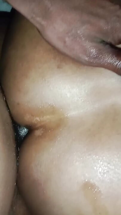 Ev sahibi kiralık yengeyle seks yapıyor