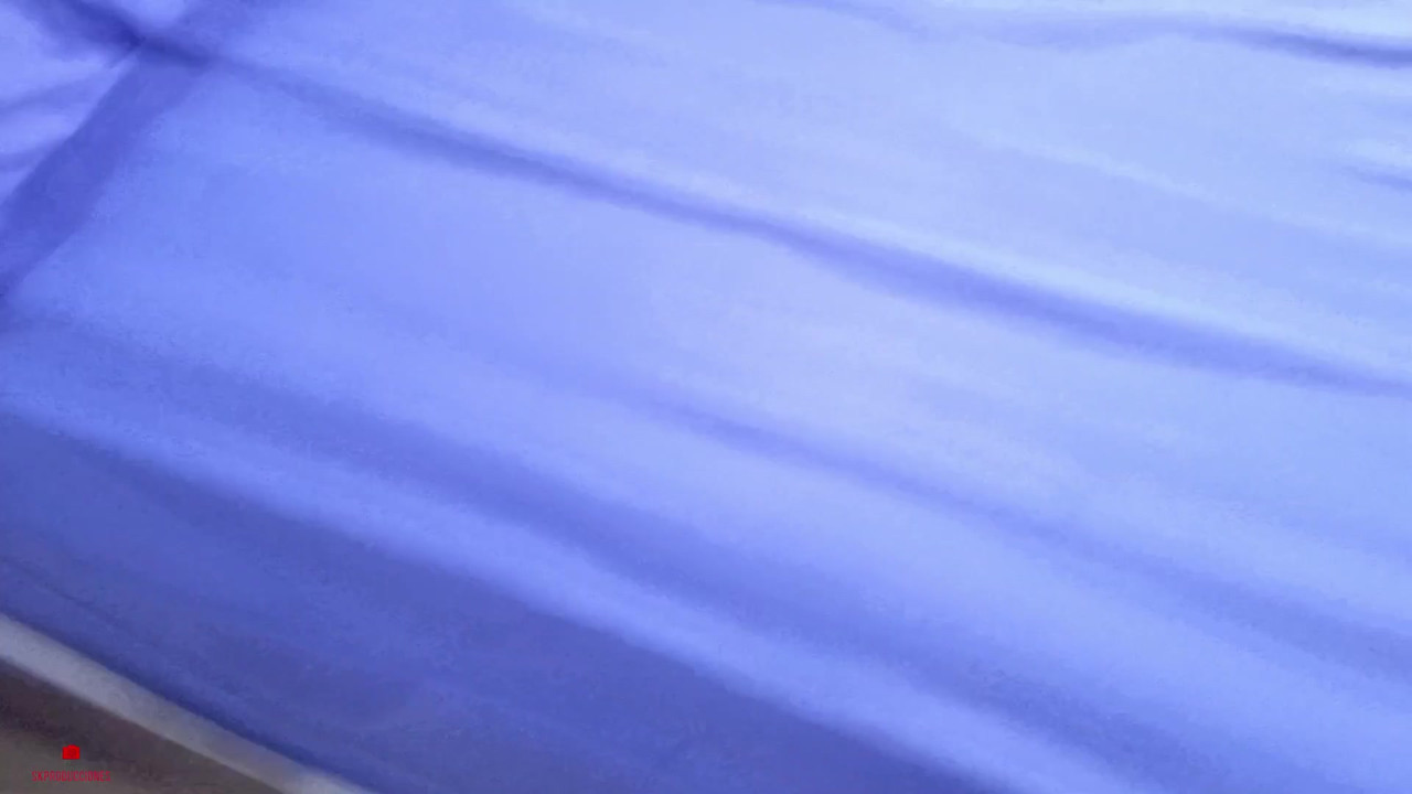 無邪気な顔をした義理の妹は、私に素晴らしいオーラルをさせてほしいと頼みます