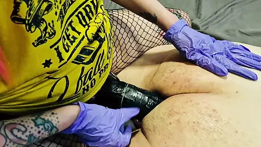 Dominatrix Nika ile ateşli bir tatil. Takma yarakla prezervatif tak ve uzan! Köle büyük bir takma yarakla sikiliyor.