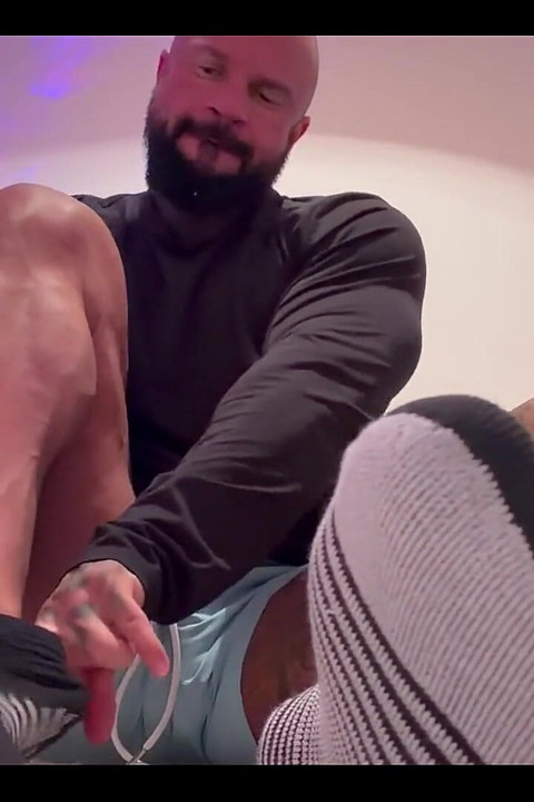 Nogometaš se sprema za utakmicu dok su mu noge u licu