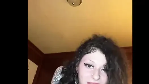 Gotik bakire terapistin seni yavaşça sikmeye başlıyor çünkü karın sana izin vermiyor
