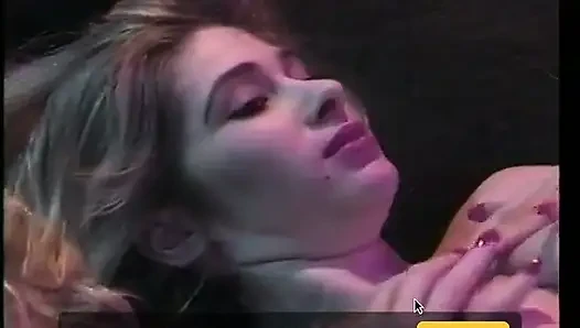 Uzun götlü adam bu sürtüğü güzel sikiyor ve sonra yüzüne boşaltıyor