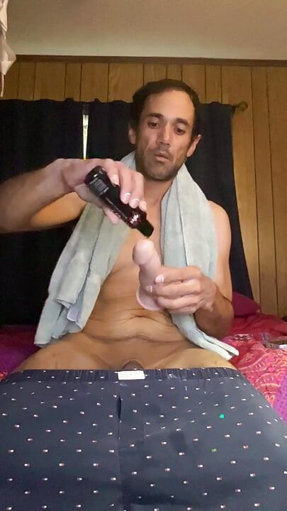 Just got out the shower and ready for some dildo action
