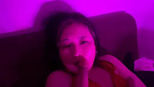 Membantu wanita yang sudah menikah masturbasi menggunakan dildo