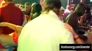 Des clubbeurs sexy baisent en public