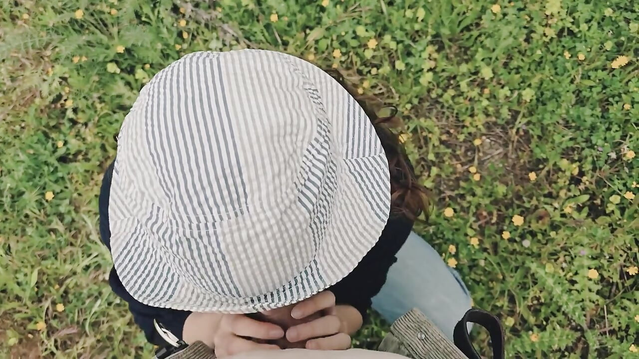 Une raveuse suce un inconnu