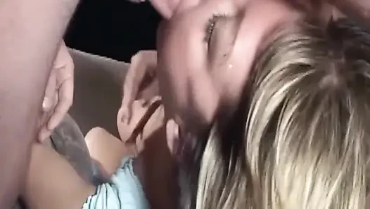 Reife blonde MILF beim schmutzigen oral mit dickem sperma durchnässt