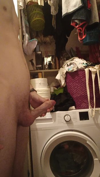 Snelle masturbatie in de badkamer