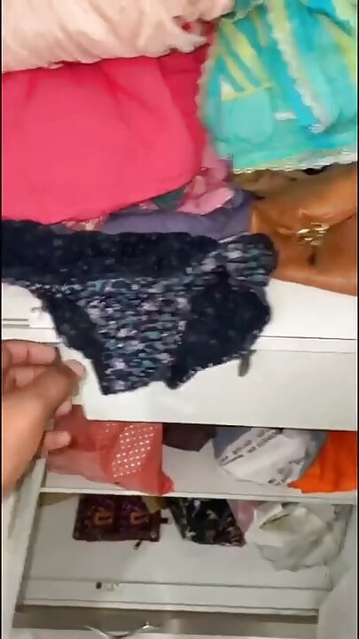 زوجة الأب تمشي عارية في المنزل بكعبيها العالي