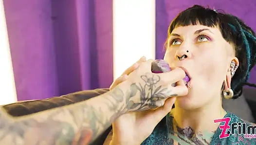 Tätowierte & gepiercte lesben cynthias zunge & fingern in Leo vor massivem analspielzeug