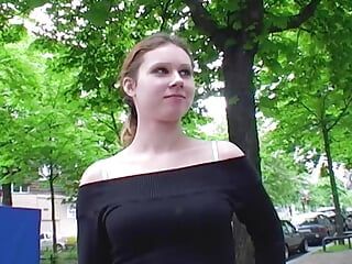 Schattige Duitse tiener krijgt haar geschoren en strakke kut vernield