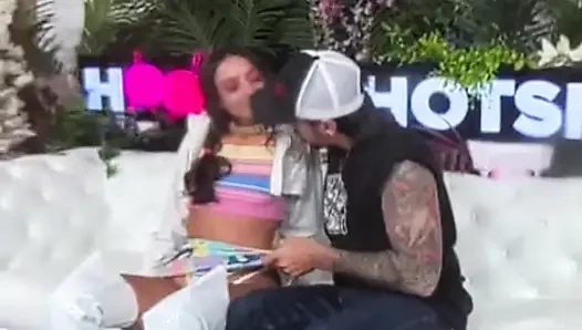 Azgın tatlı turta Sasha Tatcha Nade Nasty'den özensiz anal seks istiyor!