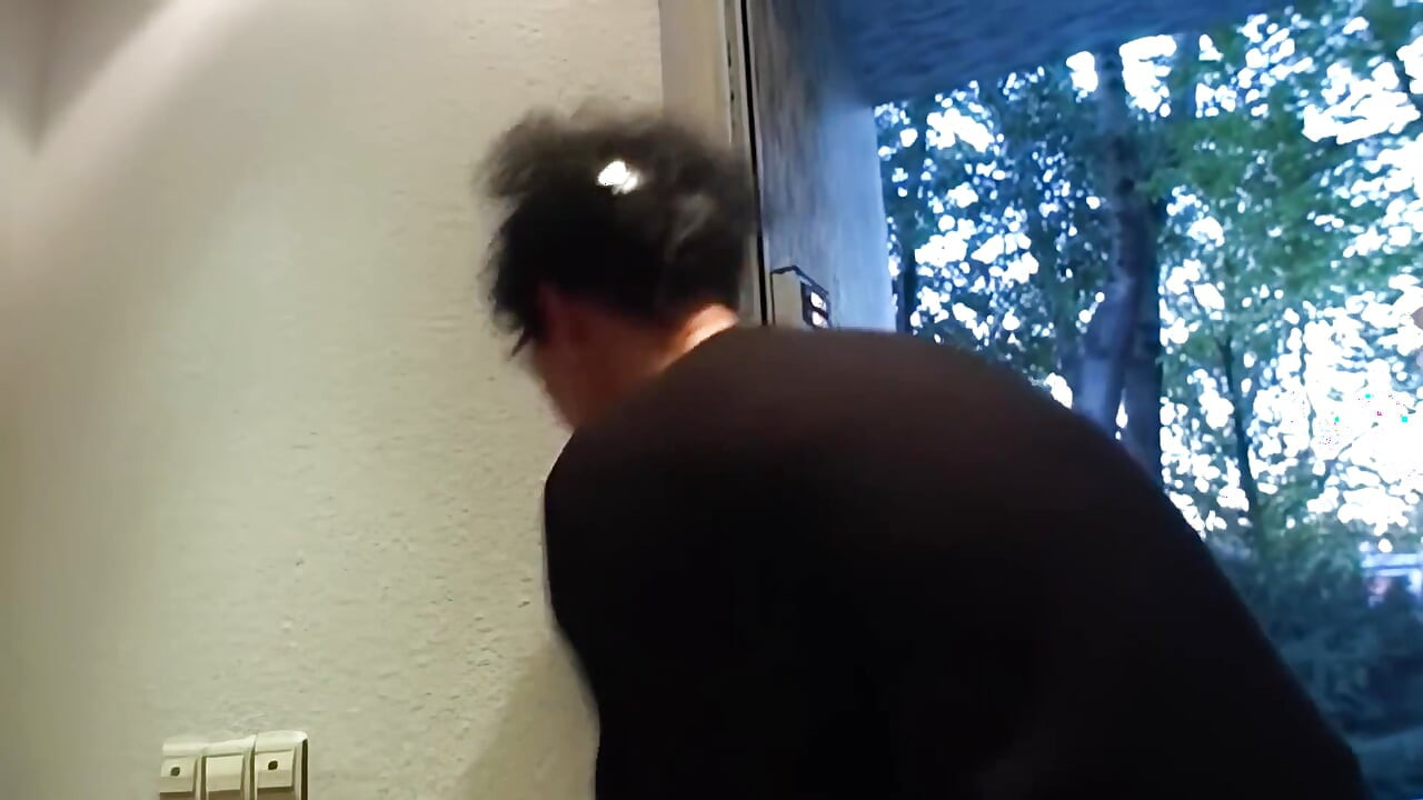 Si jalang miang menghisap zakar dan mengambil pancutan muka tebal