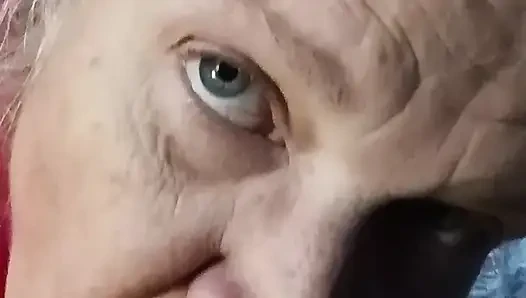 Schau zu, wie diese reife bBW ihrer freundin einen blowjob gibt!