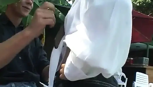 Cewek cebol dientot habis-habisan setelah nyepong kontol di pinggir kolam renang