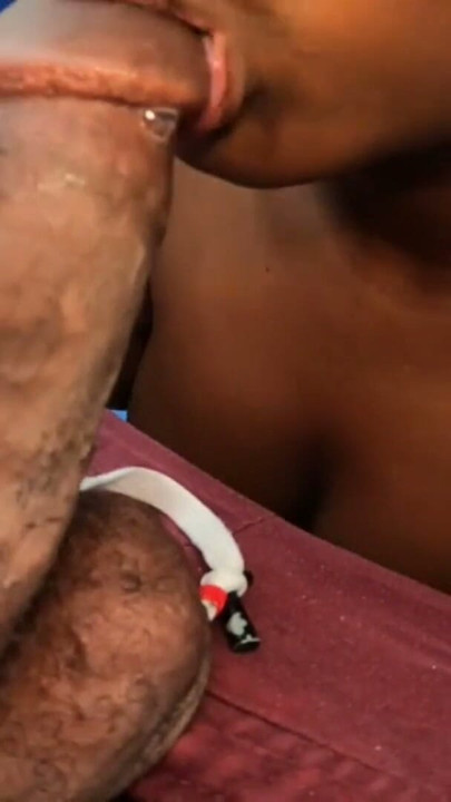 Linda rapariga negra ebony deu um boquete realmente bom ao homem fora, na piscina pequena e fresca, quase o fez gozar… | Clip 2