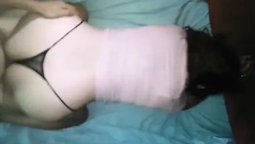 Я запускаю мои стринги сбоку с ее коротким розовым платьем раком