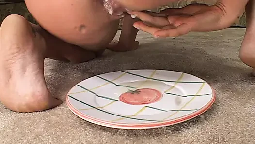 Salyalar akıncaya kadar zonklayan yarakla ıslak gırtlağına kadar öğürüyor