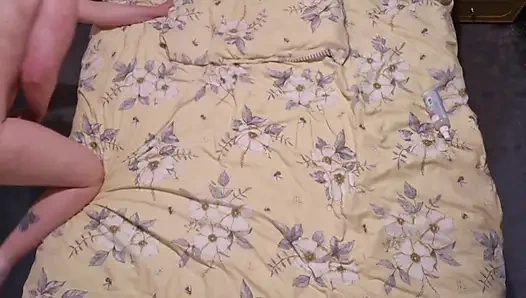 Горячая бисексуальная жена использует двойной дилдо, чтобы трахнуть себя на камеру для ее подруги и мужа, чтобы оба наслаждались