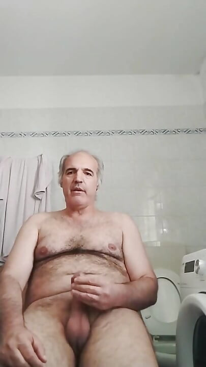 Puno pišanja u umivaoniku, dugo drkanje i prljavi jezik