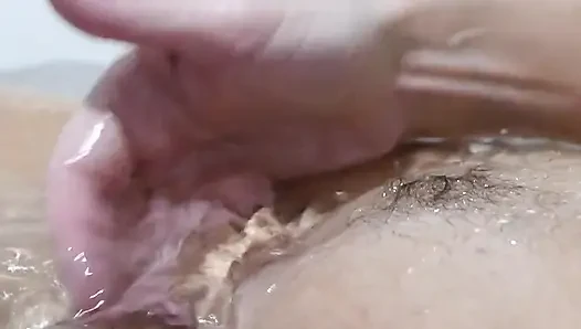 Banyomda çıplak kıllarda parmakla sikişiyor ve sikişiyor