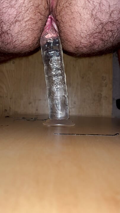 Cavalgando no dildo anal de 8 polegadas