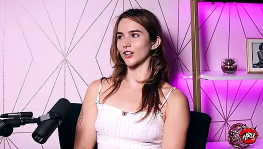 Ophelia Fae yetişkin eğlencesinde lezbiyen olarak gerçek kalmaya devam ediyor