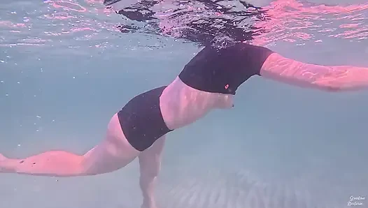Amateur lange beine, perfekter körper, mädchen entspannendes unterwasser-schwimmen ASMR POV