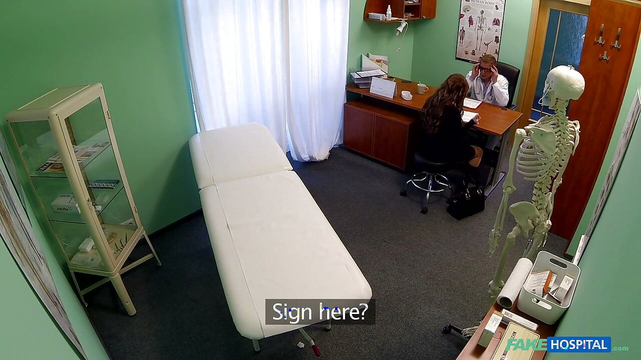 Fake Hospital - Ganske ung modell cums for tatoveringsfjerning ender med dyp pikk