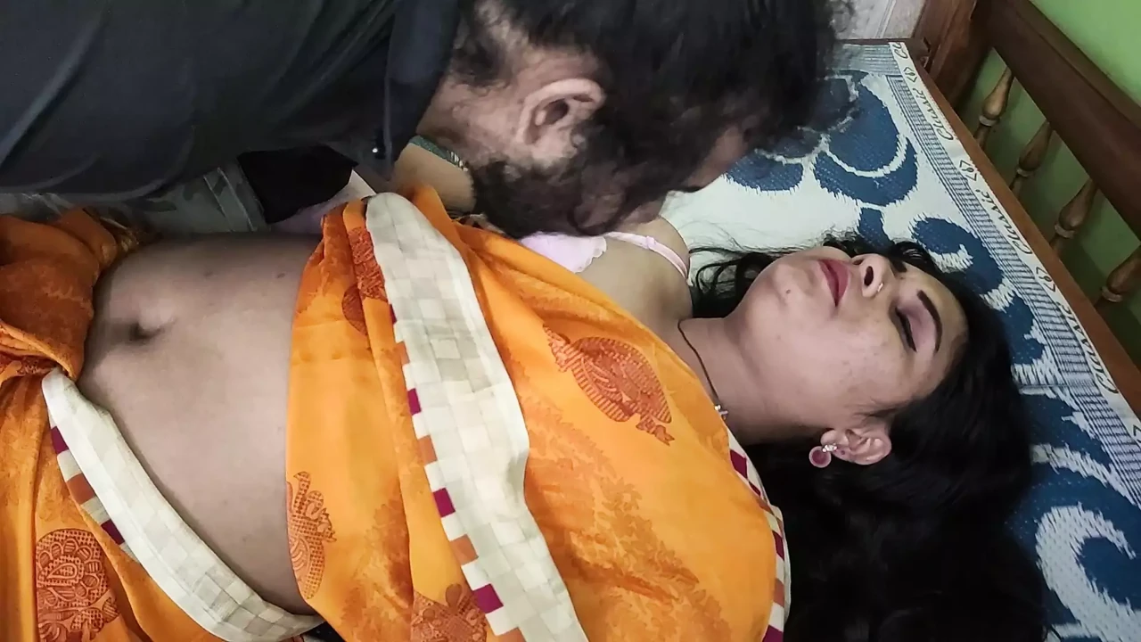 Saree and bra navel lick boobs press with pussy rub romance of Vaishnavy and Sharun Raj, Mallu couple hot saree navel romance