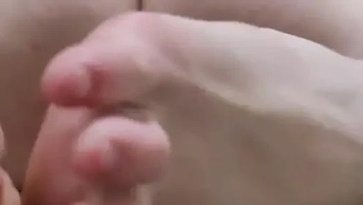 Genç kız kovboy kızın yarağına biniyor ve içine boşalıyor