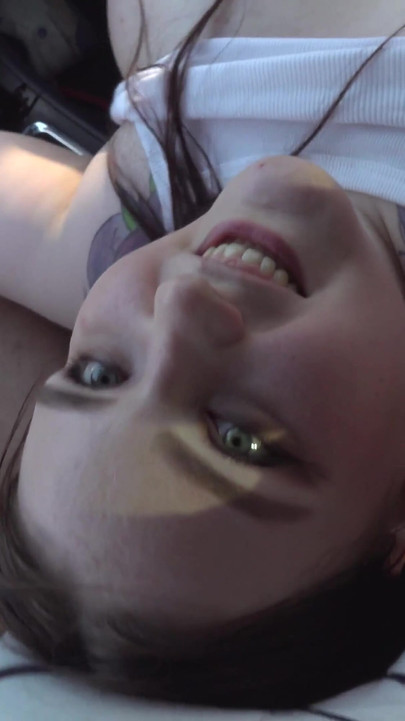 Puan dengan batang besar memerah mulut dara awak | Klip 2