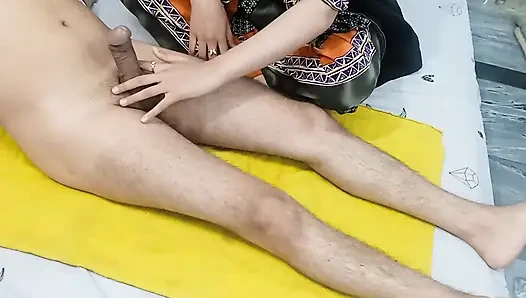Suami India memijat kontol besar dan meraba mani muncrat di tangan istri