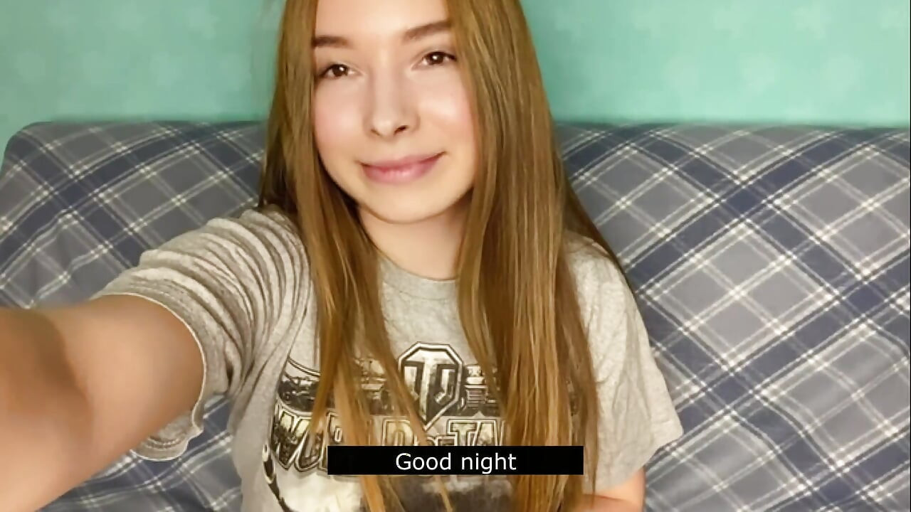 Με ένα στενό μαύρο κορμάκι, αυνανίζεται και χύνει σε όλες τις τρύπες