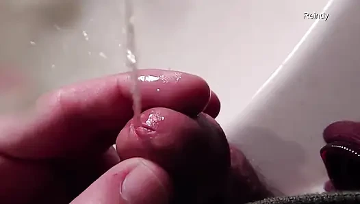 Çiş deliği sidik ağır çekimde yakın çekim görünüm