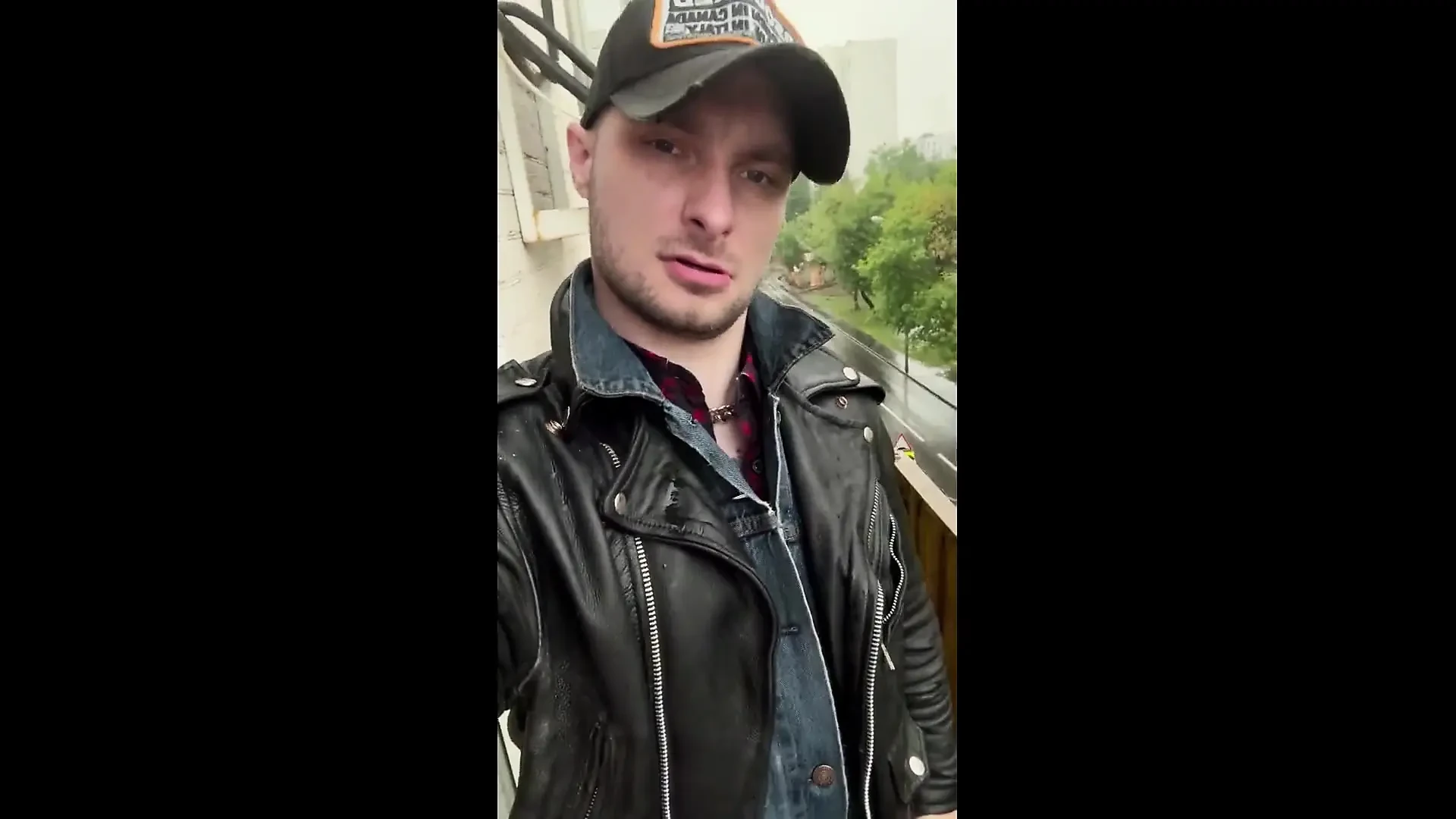 Kovboy kıyafeti içinde kinkysirius ıslak yağmur duşu
