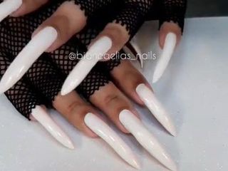Des ongles blancs sexy parfaits et énormes