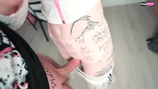 Pembe saçlı üvey kız kardeş büyük yarağımı sıvazlıyor, yakın çekim gırtlağına kadar alıyor, kel amına büyük yarağı ovuyor ve giydiği külota boşalıyor