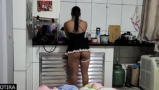 Dia menyewa seorang pelayan nakal, dan akhirnya menidurinya panas