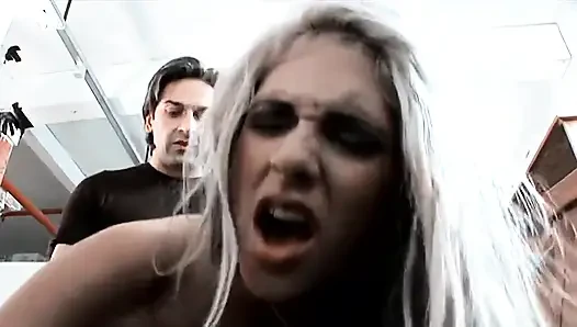 Шлюховатая мокрая блондинка с большими сиськами грубо трахается в Амстердаме, том 1