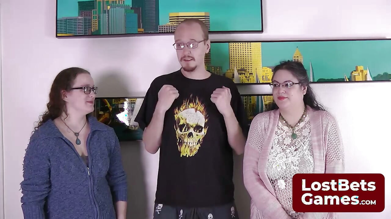 Pagbuka ng Kanyang mga Binti Pagkatapos ng Strip Estonian Roulette Game