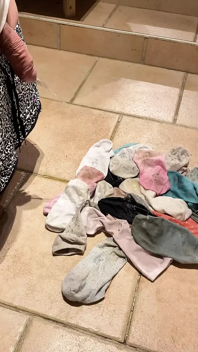 Я писаю на мои грязные носки 🧦