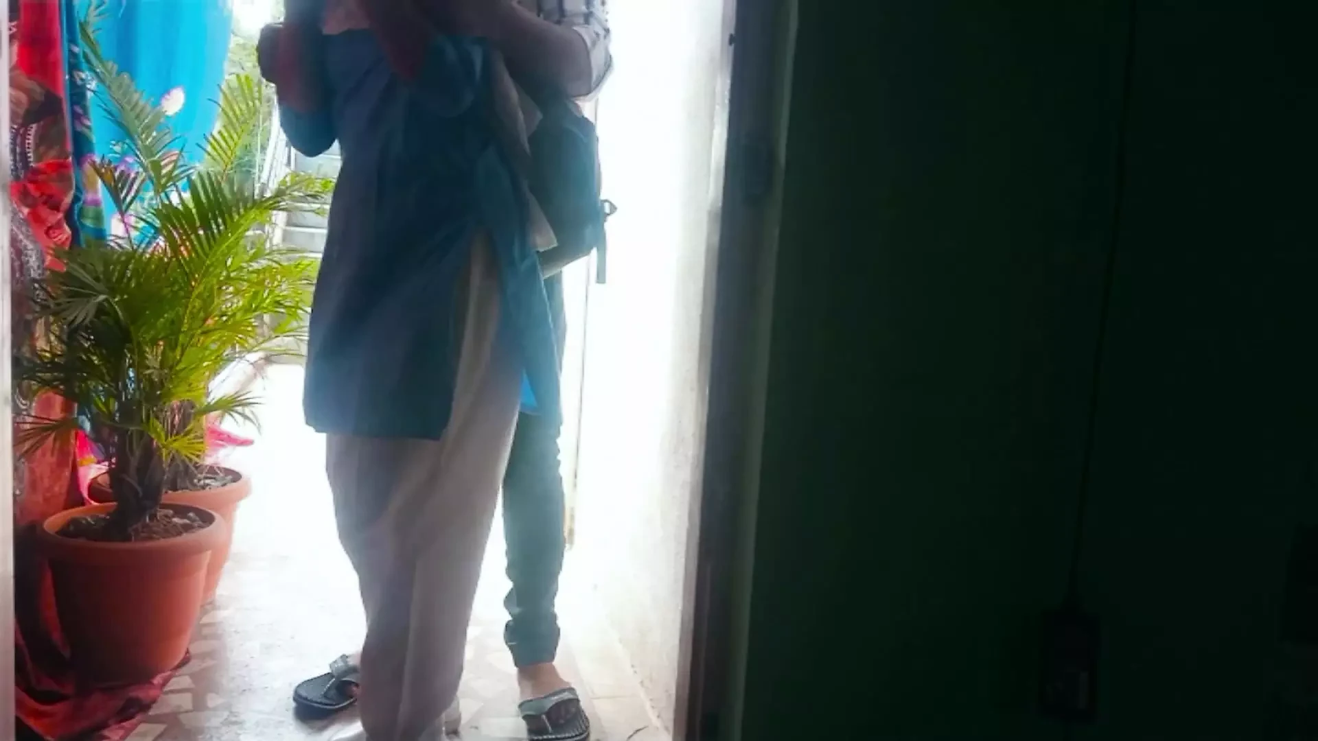 Pasangan Kolej India berkongkek dubur di luar 2024 MMS