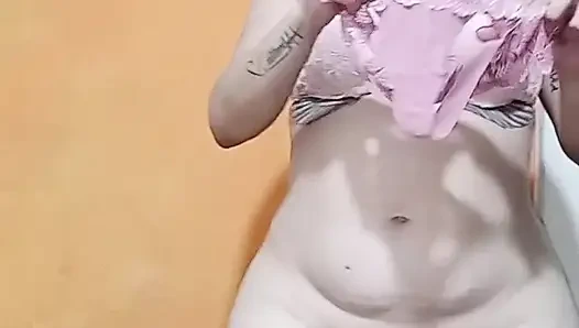 Sexy dessous mit einem horriblen dicken arsch anprobieren (kein Audio)
