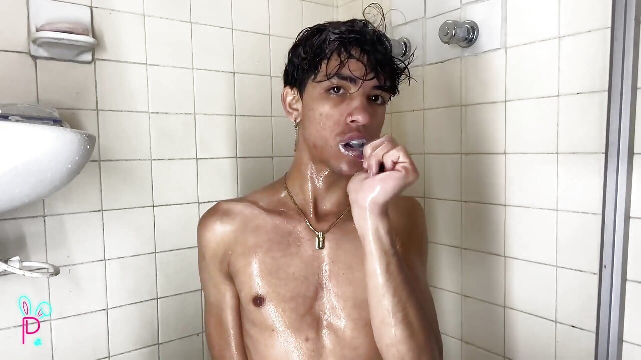 อาบน้ําเย็นขณะที่ควยฉันร้อน