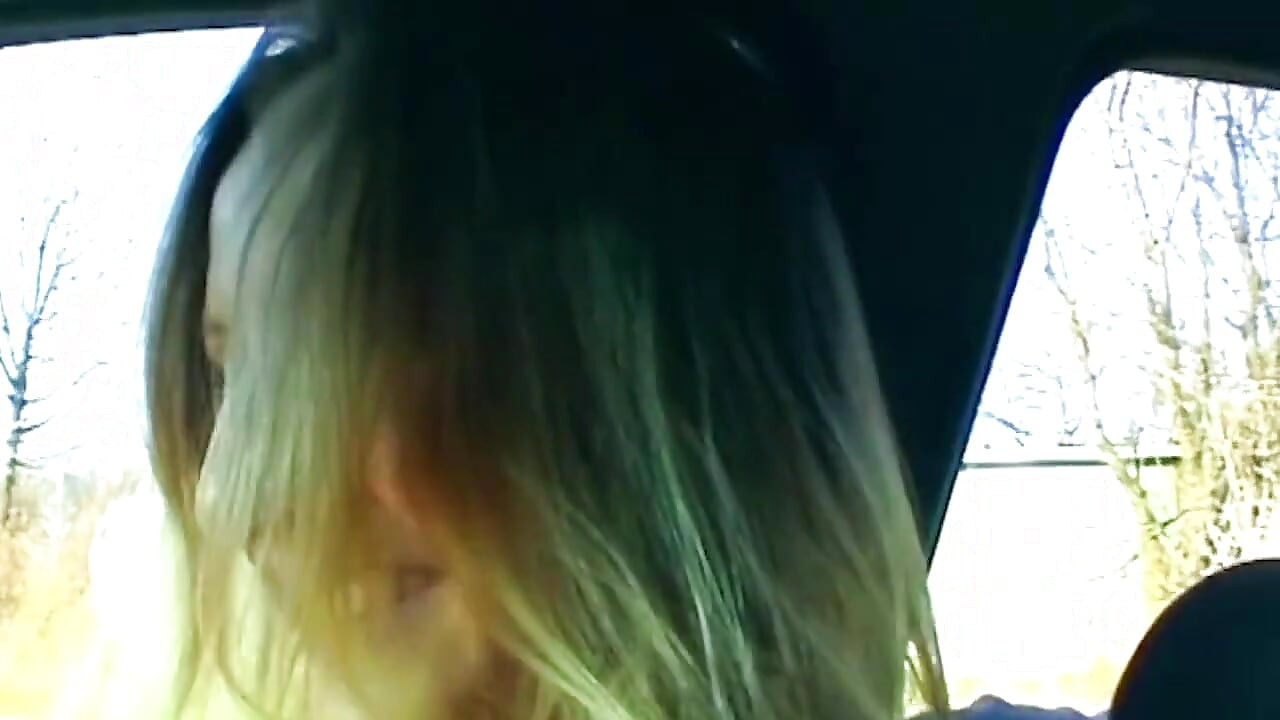 Blondine zuigt pik en toont natte kut in de auto