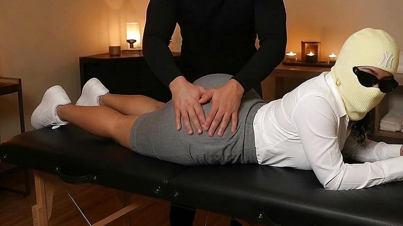 Petite Culona recebendo massagens profundas na mesa
