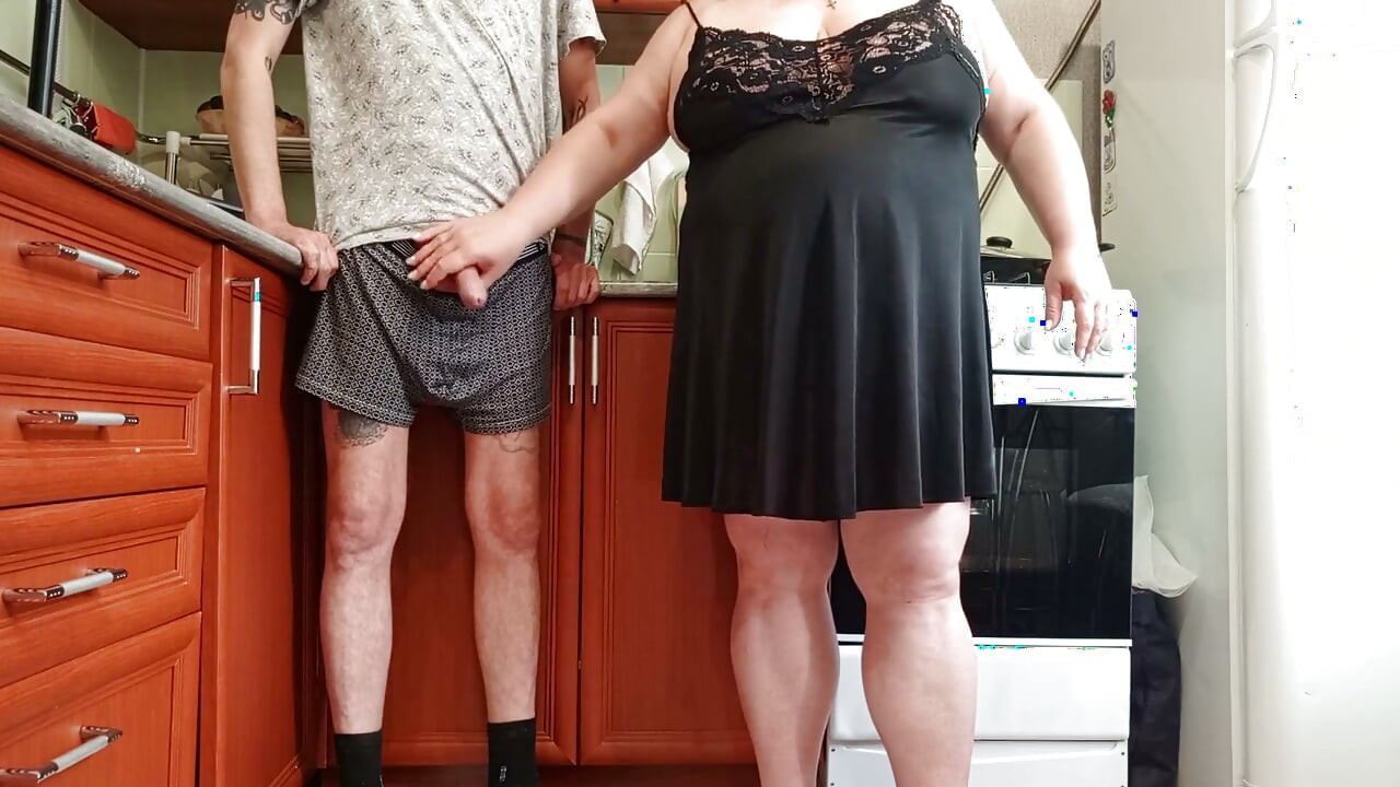 Voor de lunch trekt mijn stiefmoeder mijn lul af tot een cumshot