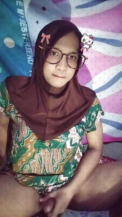Hijab transsexual se masturbando no quarto