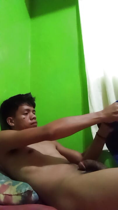Philippino Twink Boy se masturba na cama, enorme gozada!